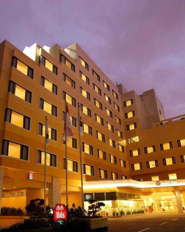 Ibis Malioboro Hotel ยอกยาการ์ตา ภายนอก รูปภาพ