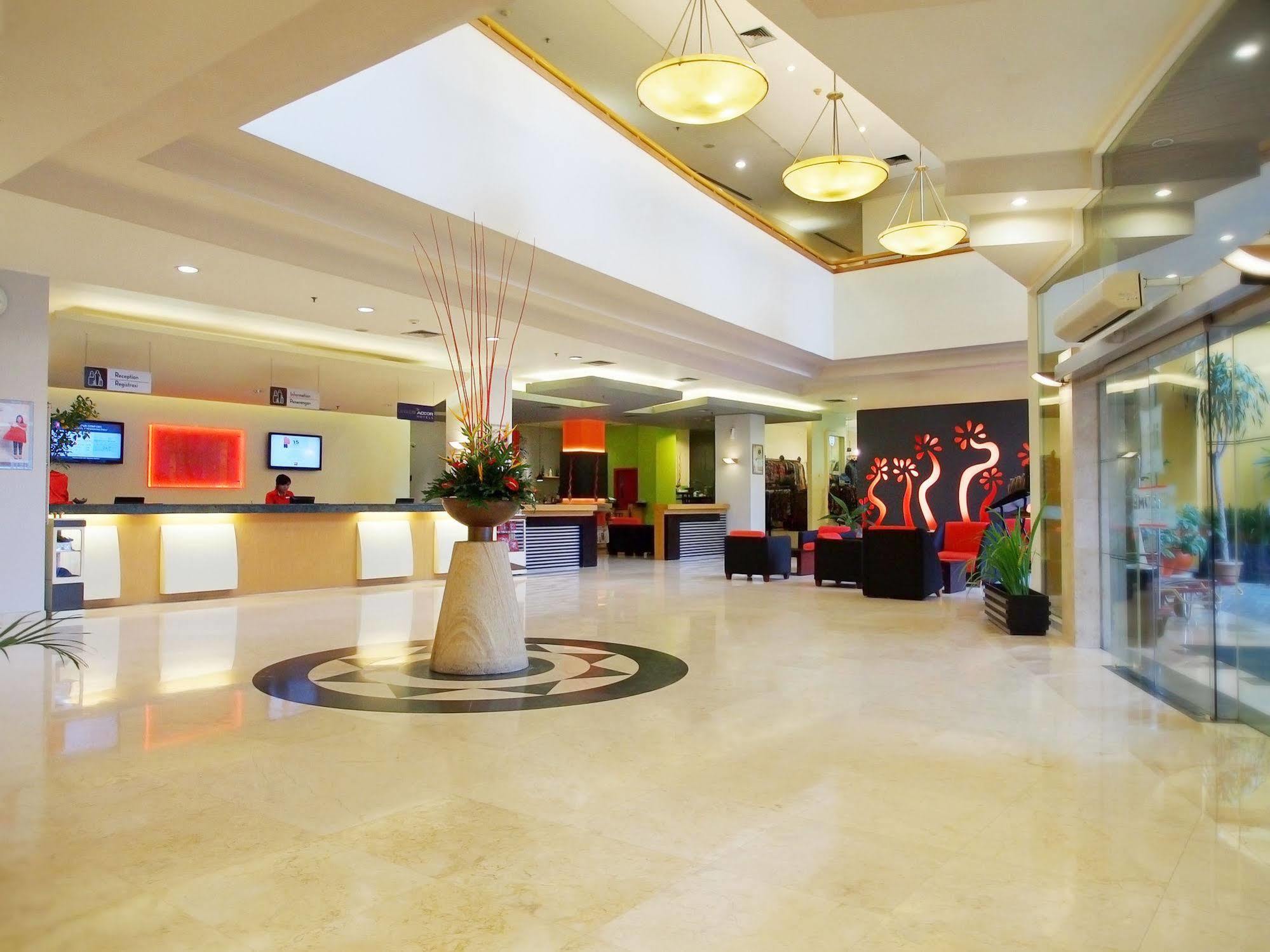 Ibis Malioboro Hotel ยอกยาการ์ตา ภายนอก รูปภาพ